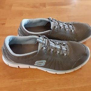 Sketchers Women’s Gratis-In Motion Sneakers Size 8.5